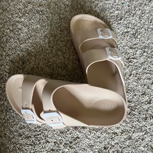 Foam sandals NEVER WORN ☀️